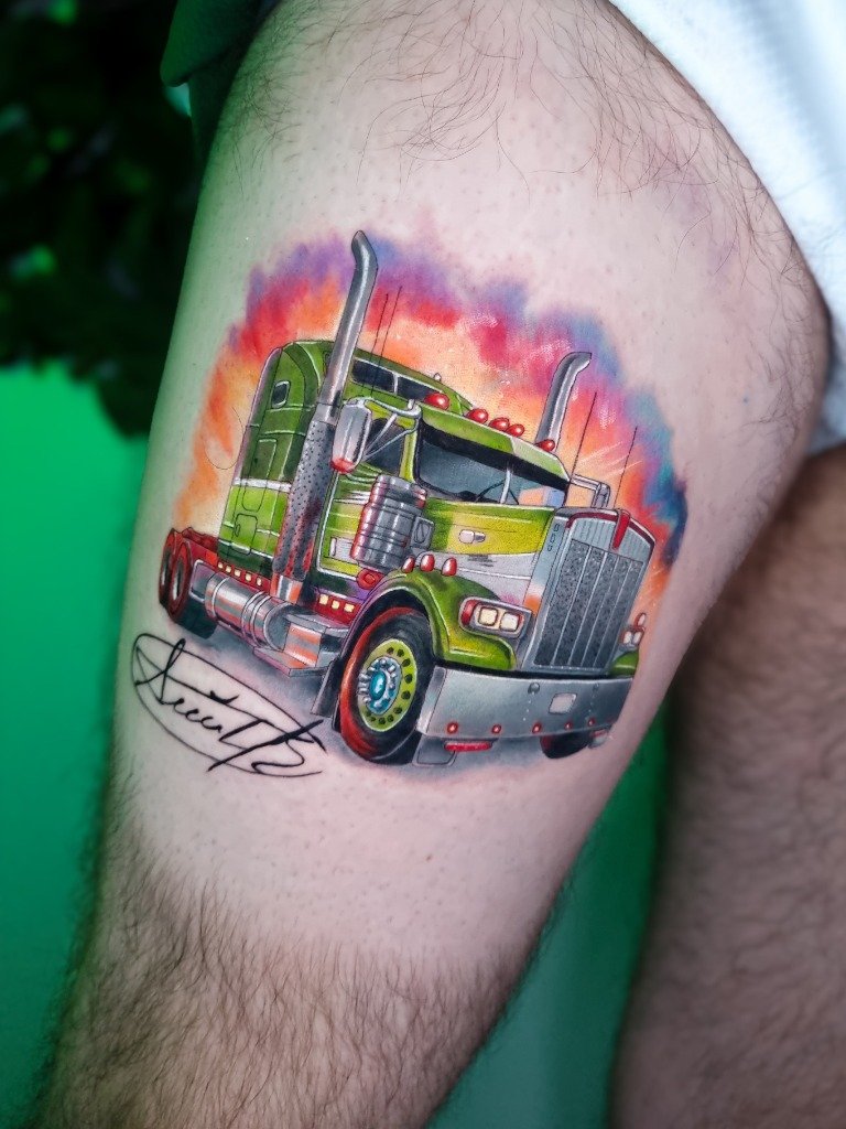 Tatuaje a color de camión Kenworth verde con fondo de colores en el muslo
