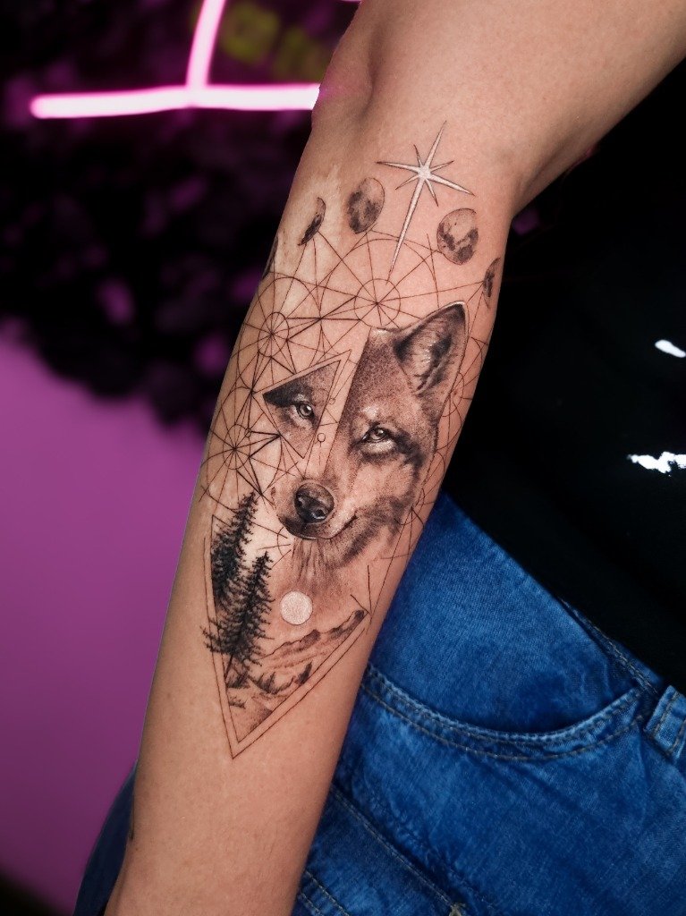 Tatuaje conceptual de lobo con guías geométricas y constelación de la luna