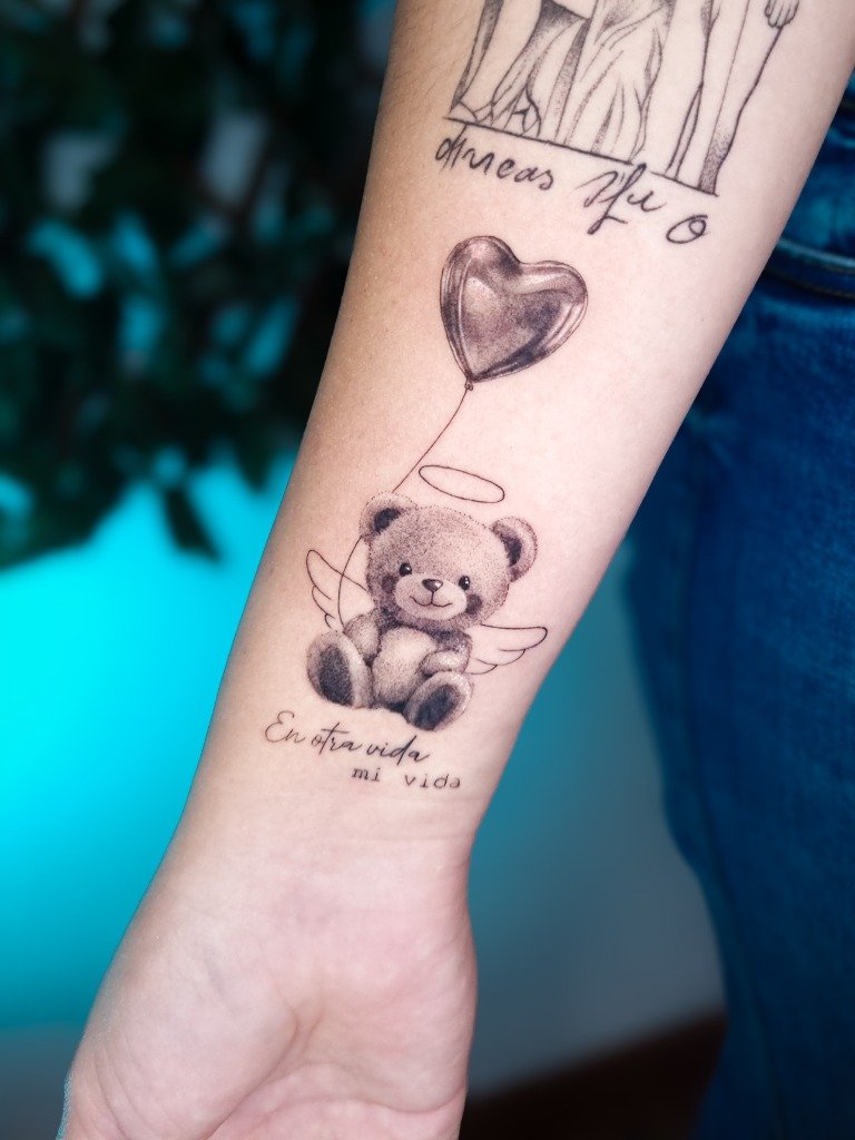 Tatuaje fine line de osito de peluche con alas y globo de corazón