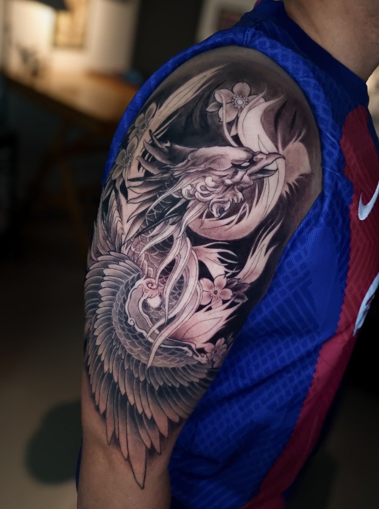 Tatuaje en sombras de dragón de estilo oriental en el brazo completo