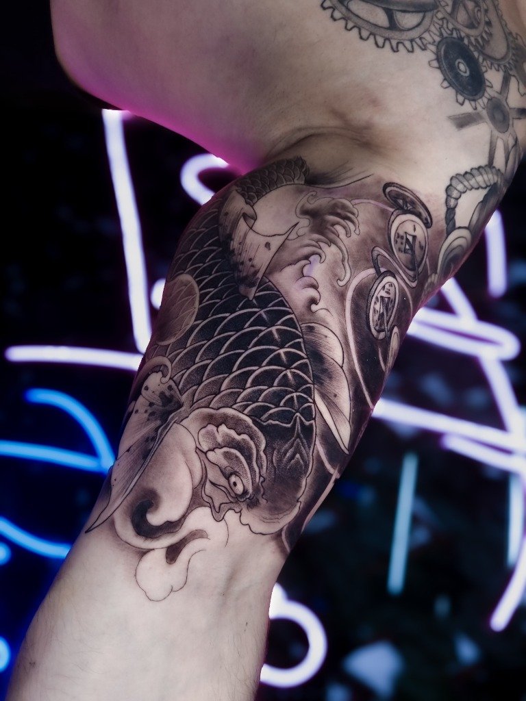 Tatuaje en sombras de pez koi y relojes en el brazo interno