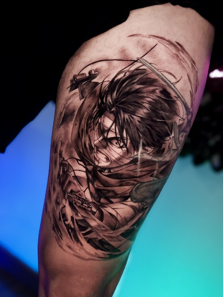 Tatuaje en sombras de Levi Ackerman de Attack on Titan luchando en el muslo