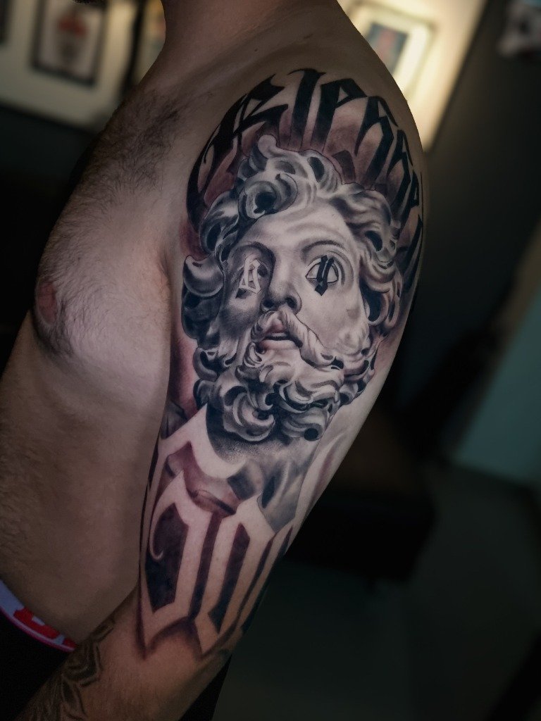 Tatuaje en sombras de busto de escultura griega clásica en el hombro